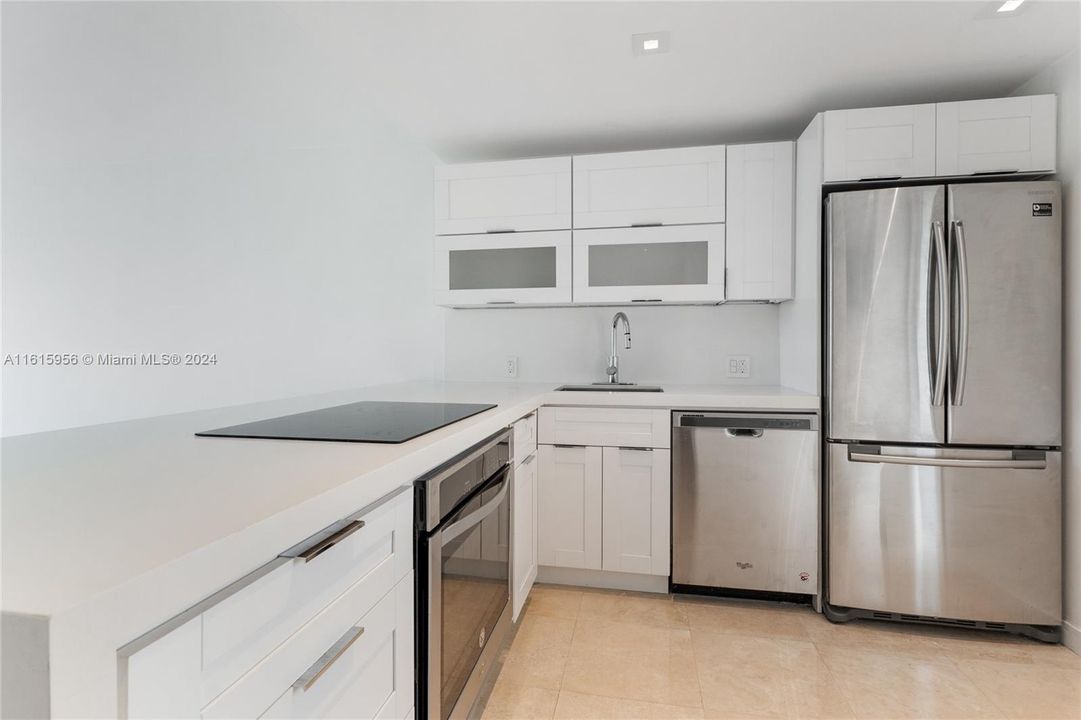 For Sale: $289,000 (1 beds, 1 baths, 741 Square Feet)