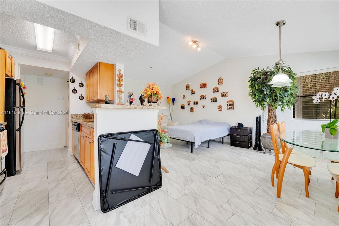 For Sale: $240,000 (1 beds, 1 baths, 651 Square Feet)