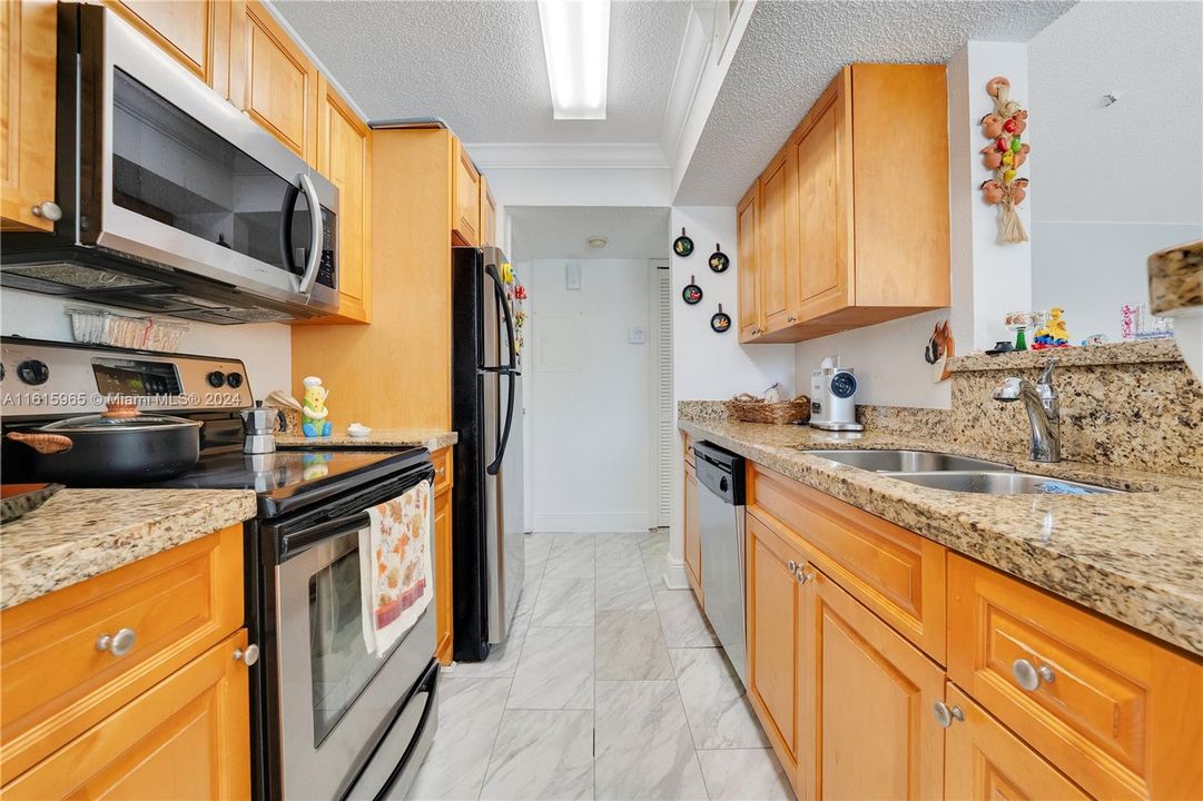 For Sale: $240,000 (1 beds, 1 baths, 651 Square Feet)