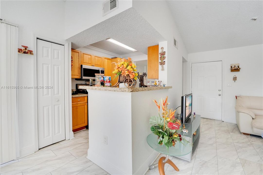 For Sale: $240,000 (1 beds, 1 baths, 651 Square Feet)