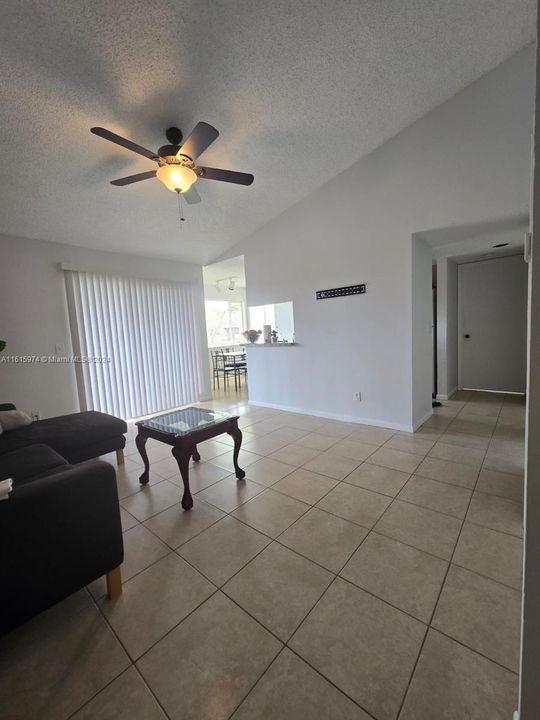 For Sale: $179,000 (2 beds, 1 baths, 860 Square Feet)