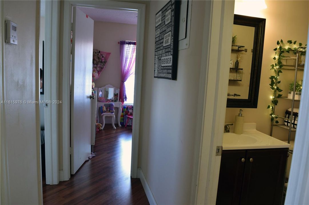 For Sale: $195,000 (2 beds, 1 baths, 875 Square Feet)