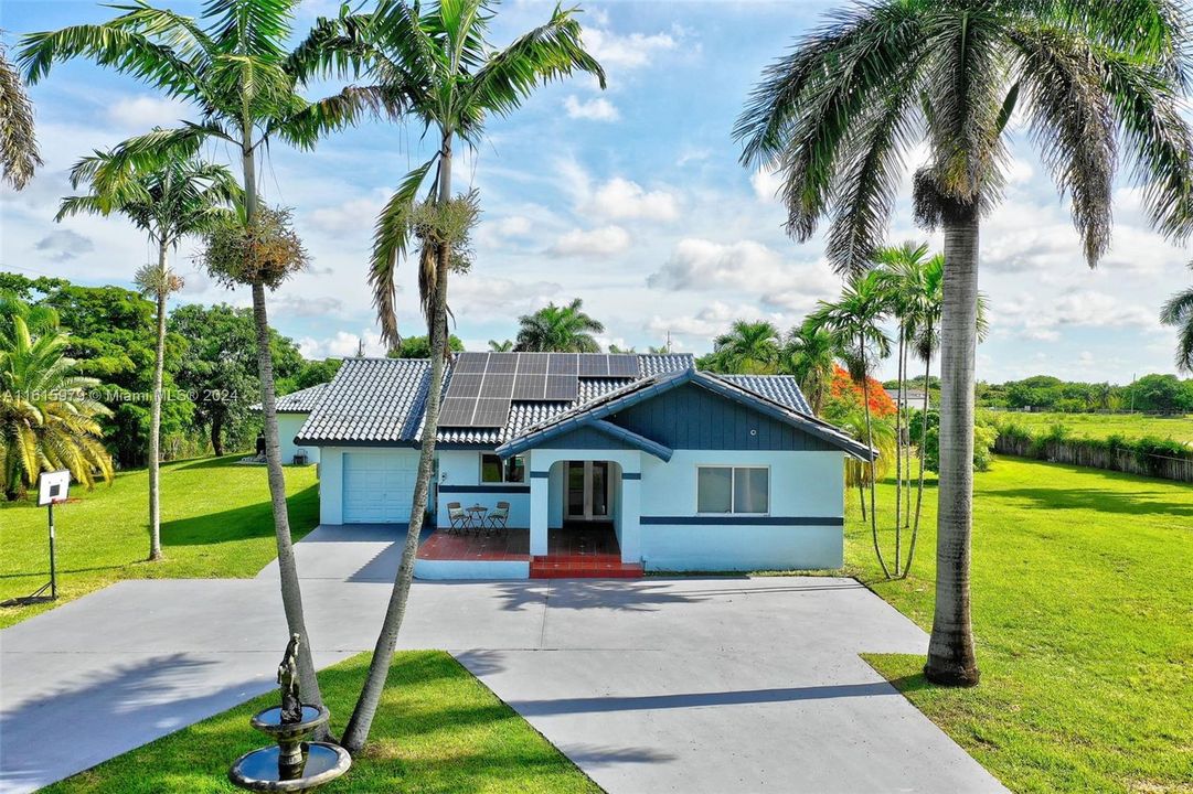 For Sale: $950,000 (3 beds, 3 baths, 1831 Square Feet)