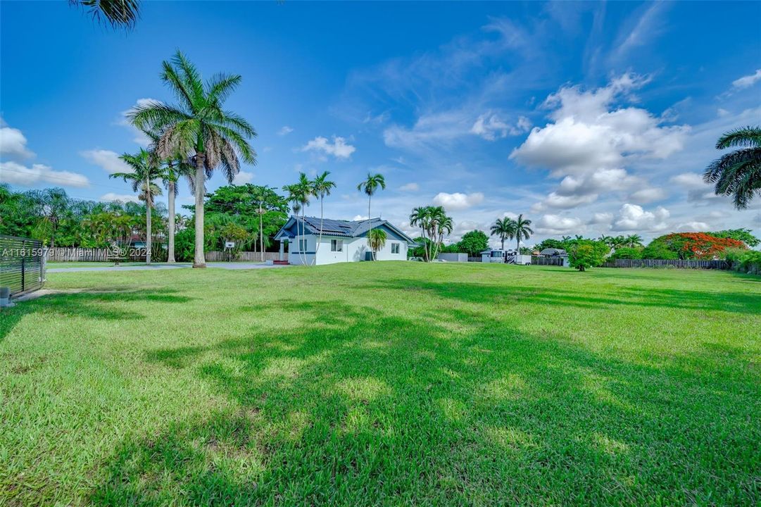 For Sale: $950,000 (3 beds, 3 baths, 1831 Square Feet)