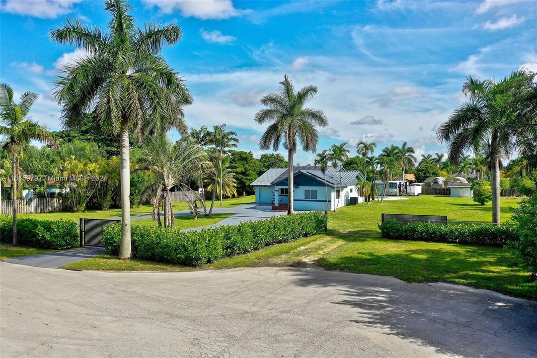 For Sale: $950,000 (3 beds, 3 baths, 1831 Square Feet)