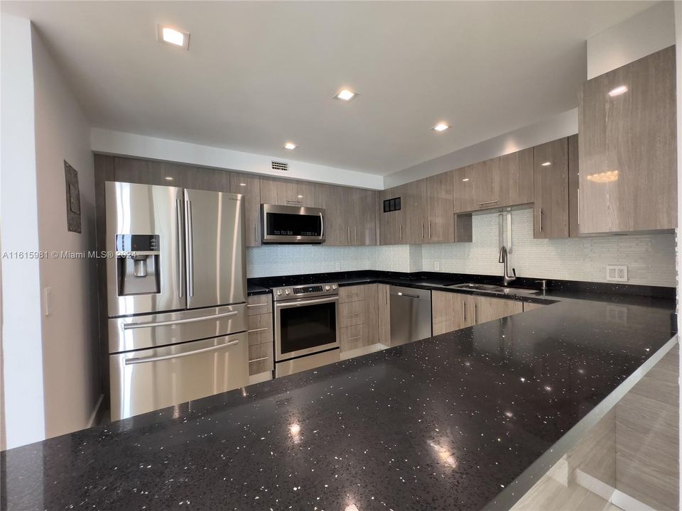 For Sale: $415,000 (2 beds, 2 baths, 1220 Square Feet)