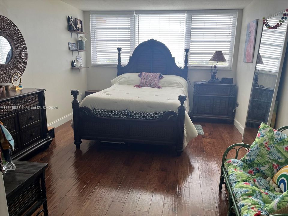 For Sale: $220,000 (1 beds, 1 baths, 900 Square Feet)