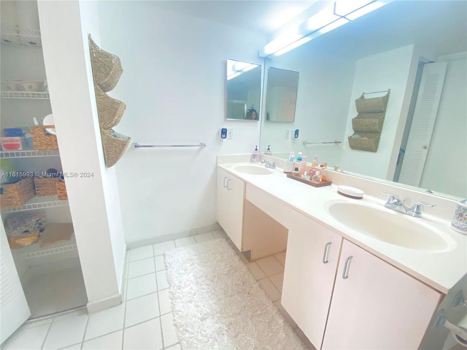 For Sale: $429,000 (2 beds, 2 baths, 1062 Square Feet)