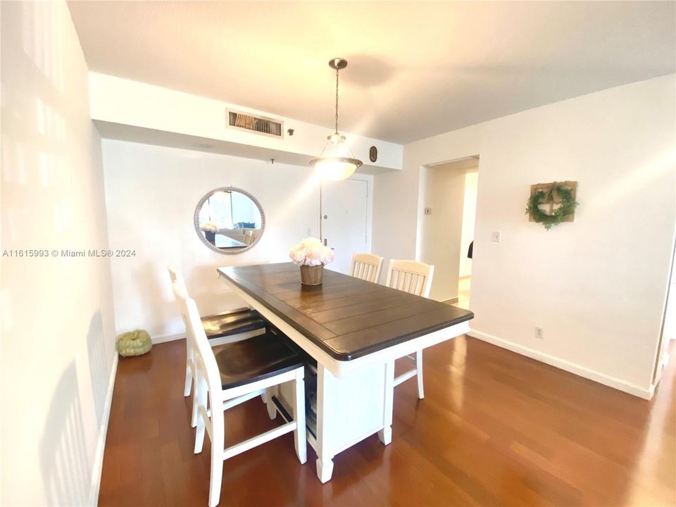 For Sale: $429,000 (2 beds, 2 baths, 1062 Square Feet)