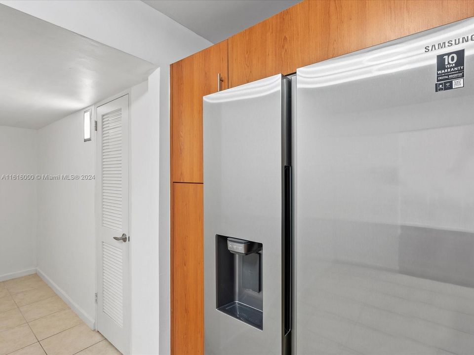 For Sale: $345,000 (1 beds, 1 baths, 1021 Square Feet)