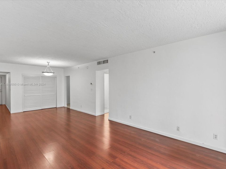 For Sale: $345,000 (1 beds, 1 baths, 1021 Square Feet)