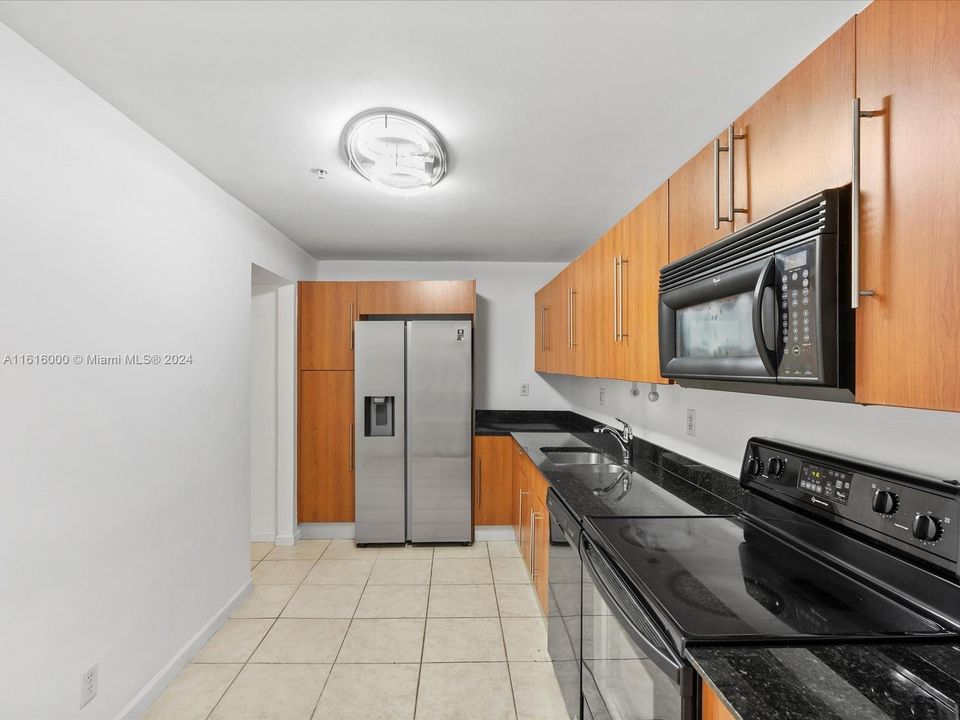 For Sale: $345,000 (1 beds, 1 baths, 1021 Square Feet)