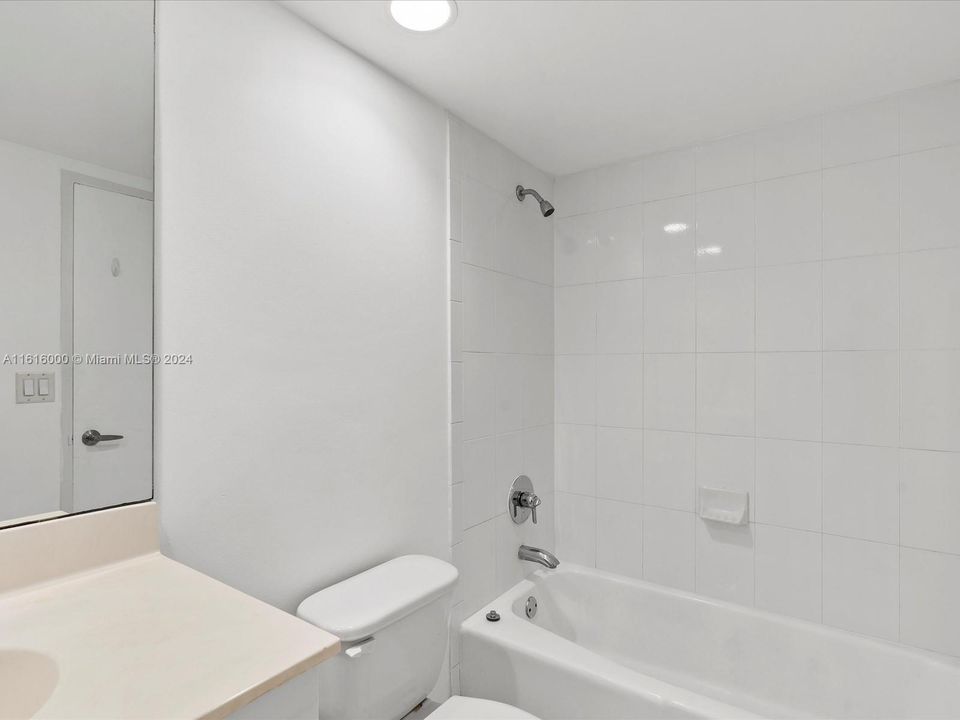 For Sale: $345,000 (1 beds, 1 baths, 1021 Square Feet)