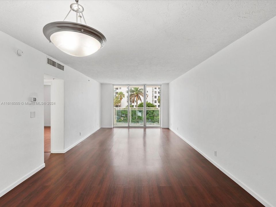 For Sale: $345,000 (1 beds, 1 baths, 1021 Square Feet)