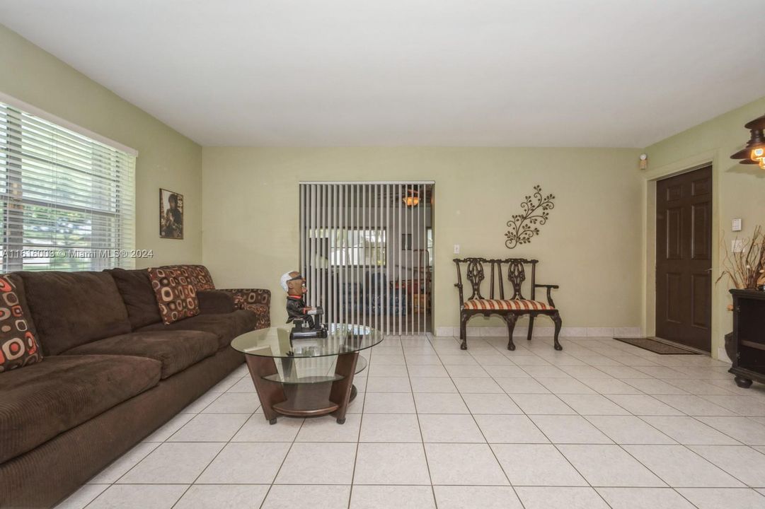 For Sale: $295,000 (2 beds, 2 baths, 1238 Square Feet)