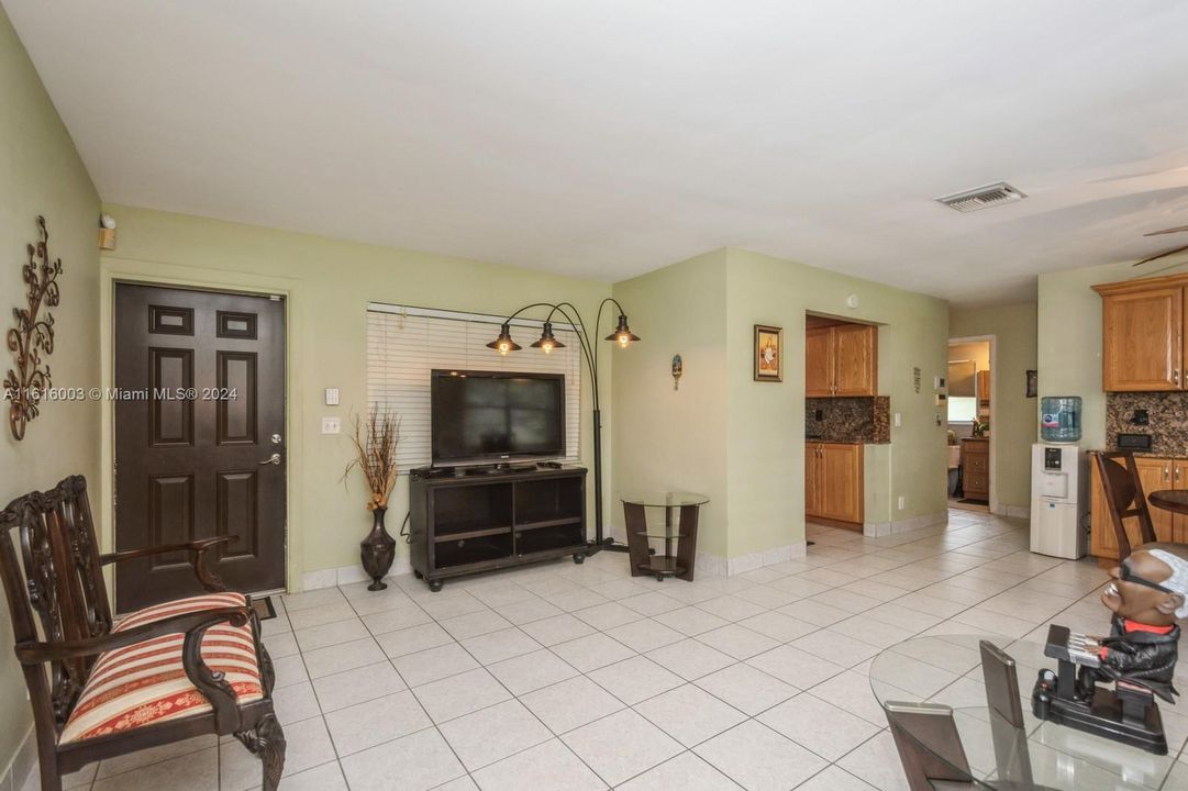 For Sale: $295,000 (2 beds, 2 baths, 1238 Square Feet)