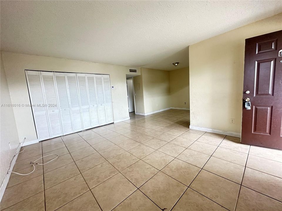 For Rent: $1,750 (2 beds, 1 baths, 771 Square Feet)