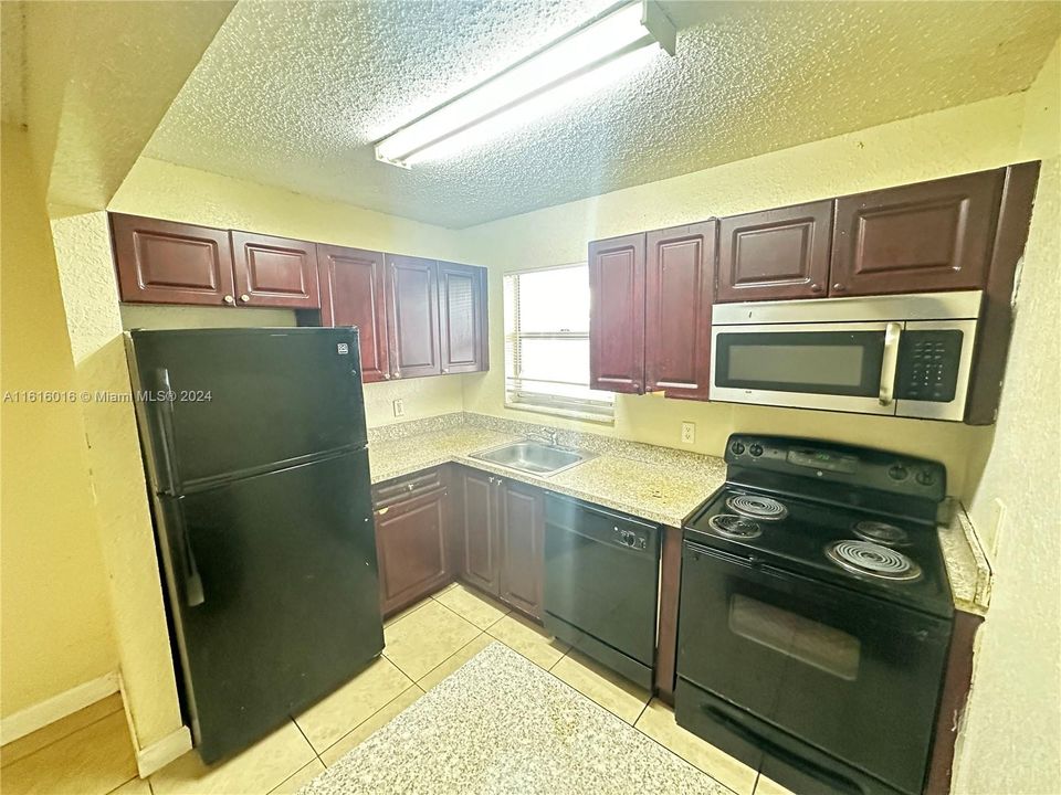 For Rent: $1,750 (2 beds, 1 baths, 771 Square Feet)