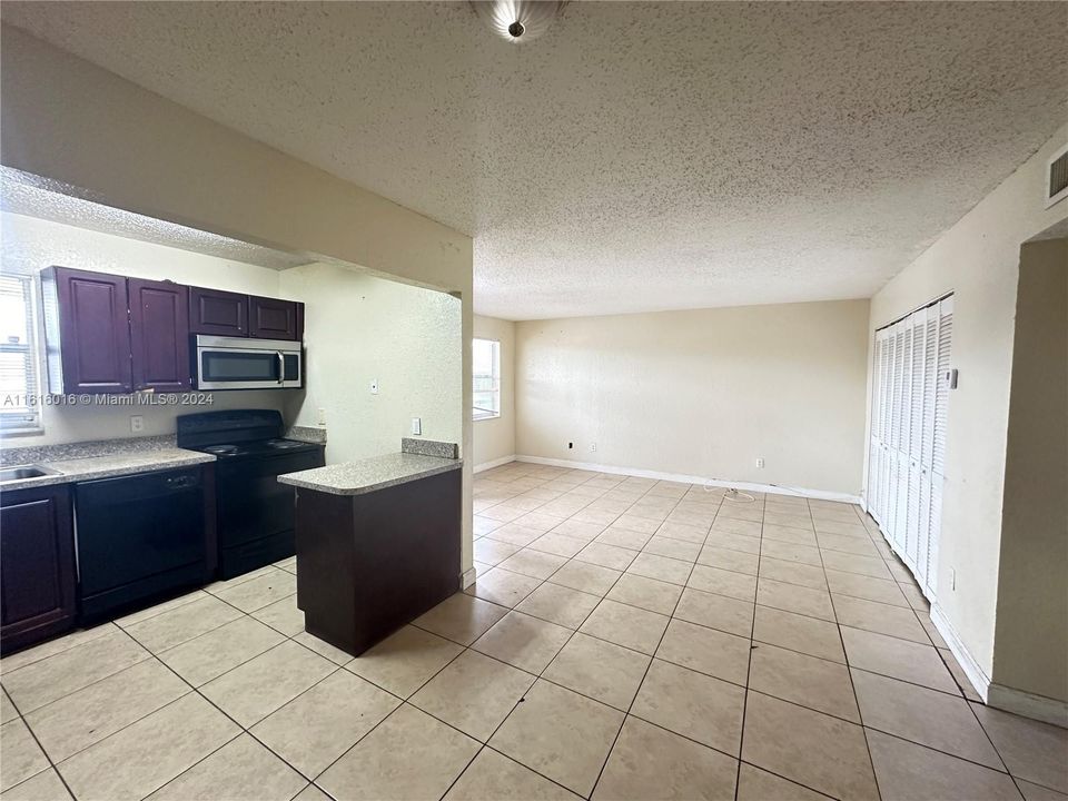 For Rent: $1,750 (2 beds, 1 baths, 771 Square Feet)