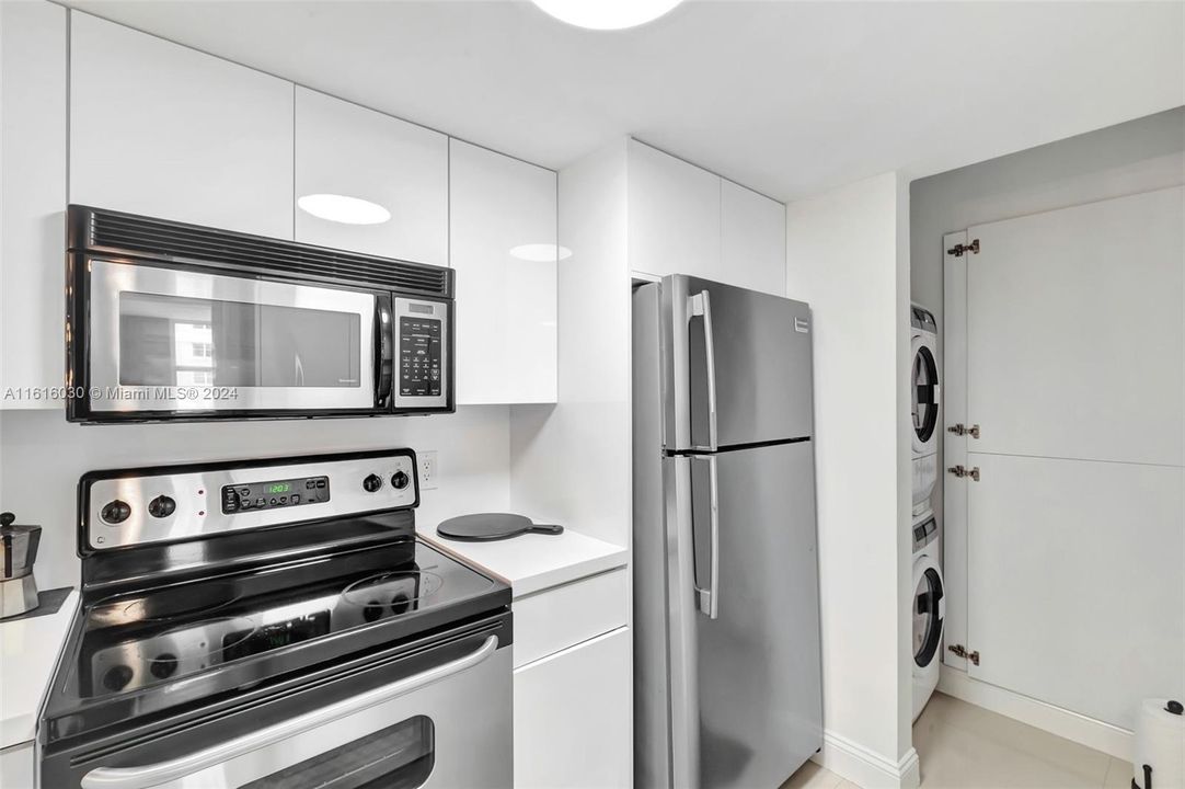 For Sale: $700,000 (2 beds, 2 baths, 985 Square Feet)