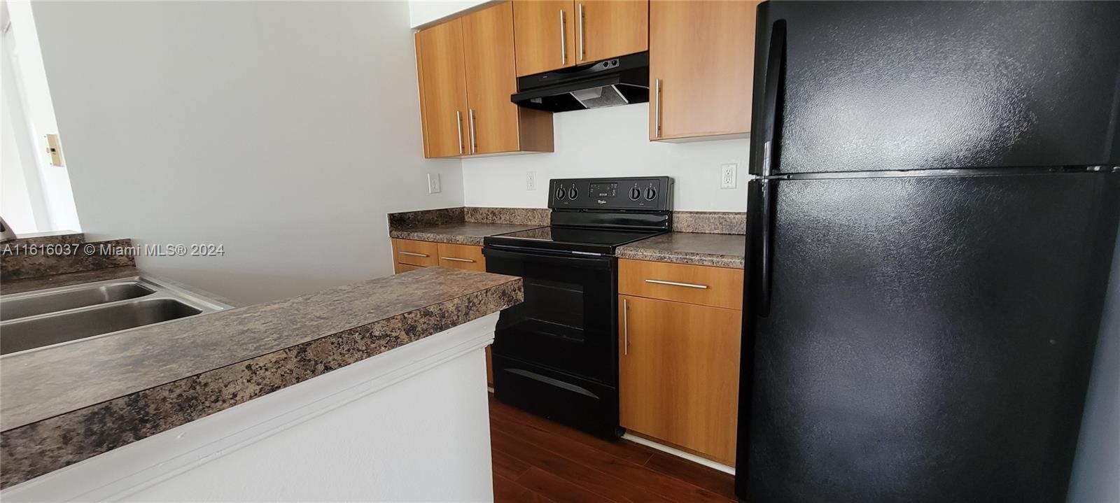 For Rent: $1,850 (1 beds, 1 baths, 885 Square Feet)