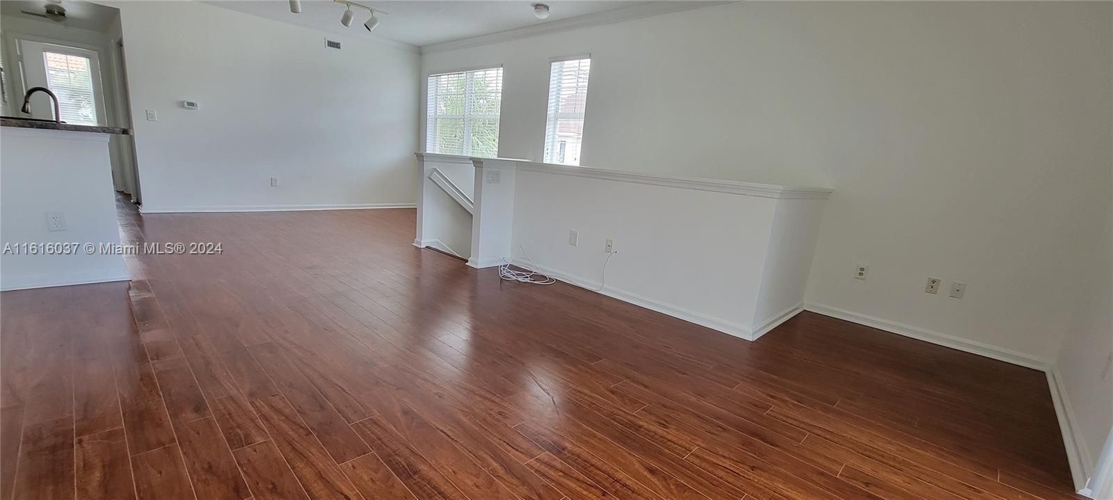 For Rent: $1,850 (1 beds, 1 baths, 885 Square Feet)