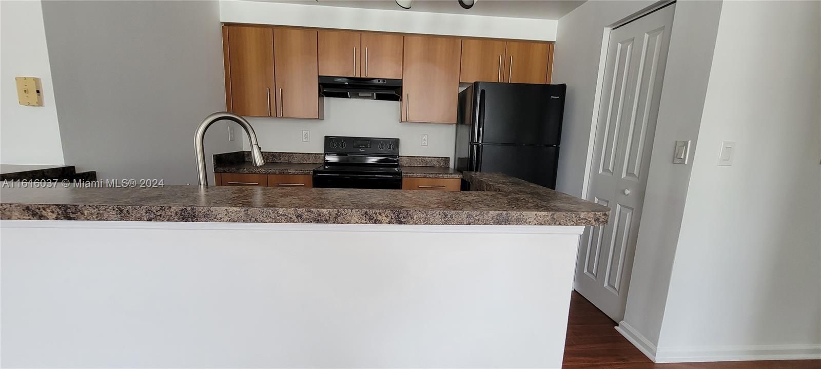 For Rent: $1,850 (1 beds, 1 baths, 885 Square Feet)