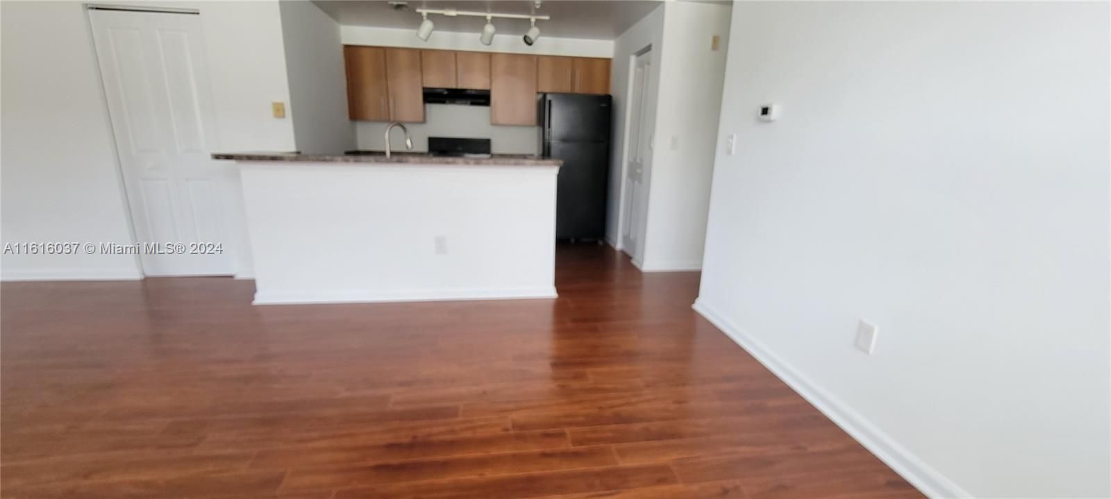 For Rent: $1,850 (1 beds, 1 baths, 885 Square Feet)
