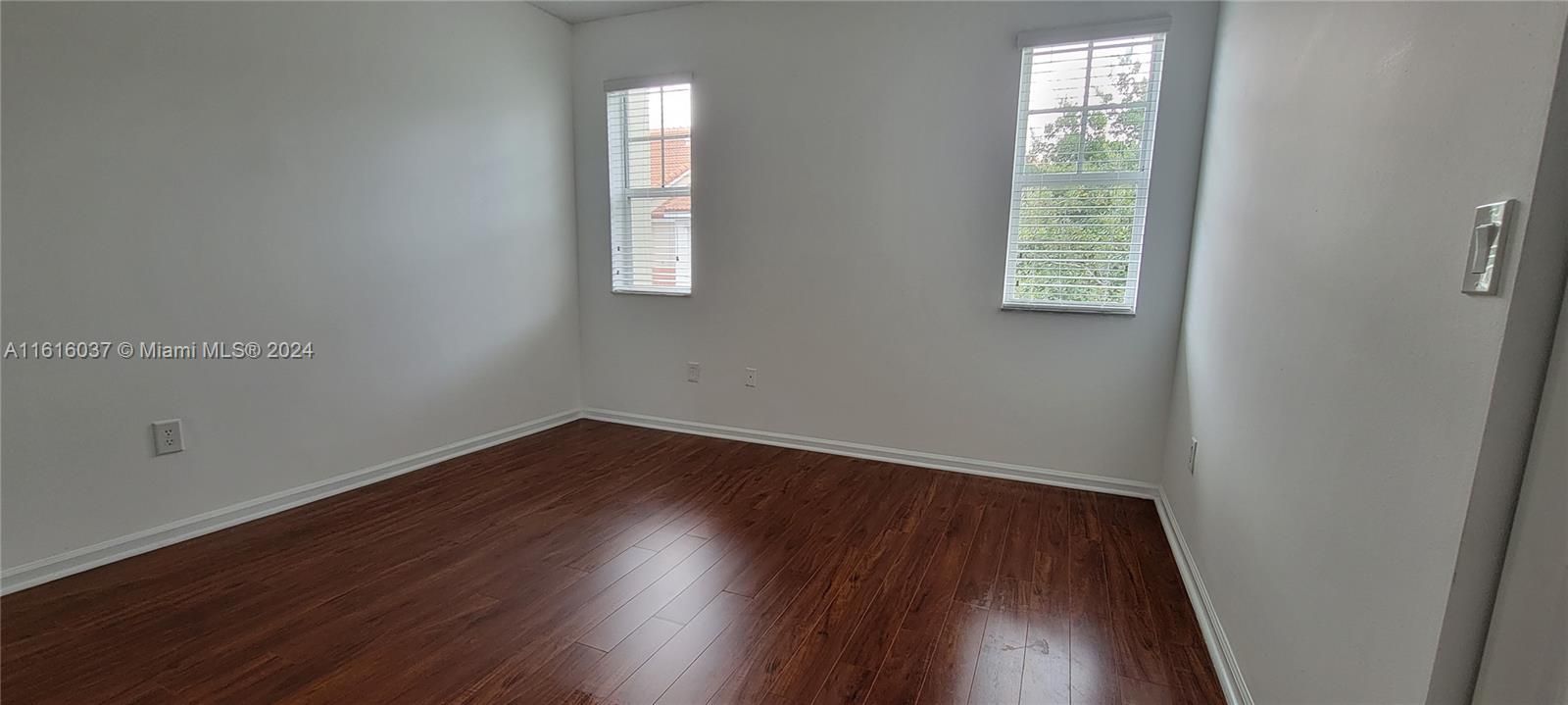 For Rent: $1,850 (1 beds, 1 baths, 885 Square Feet)