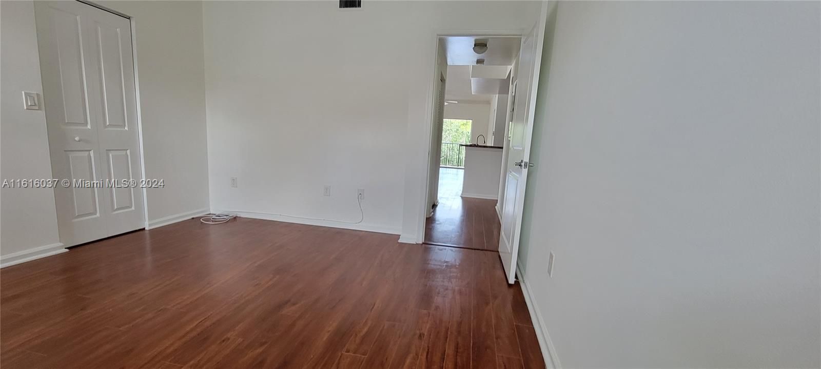 For Rent: $1,850 (1 beds, 1 baths, 885 Square Feet)