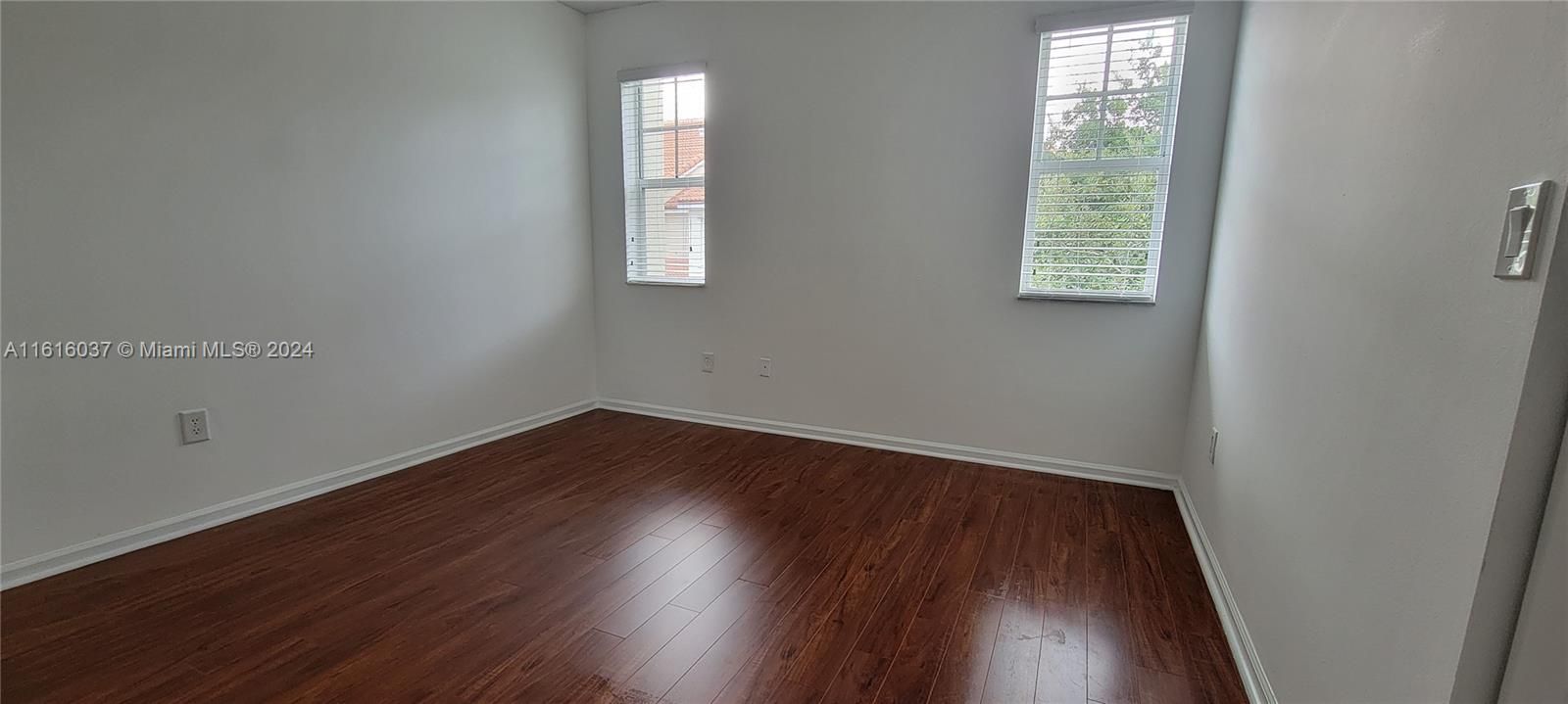 For Rent: $1,850 (1 beds, 1 baths, 885 Square Feet)