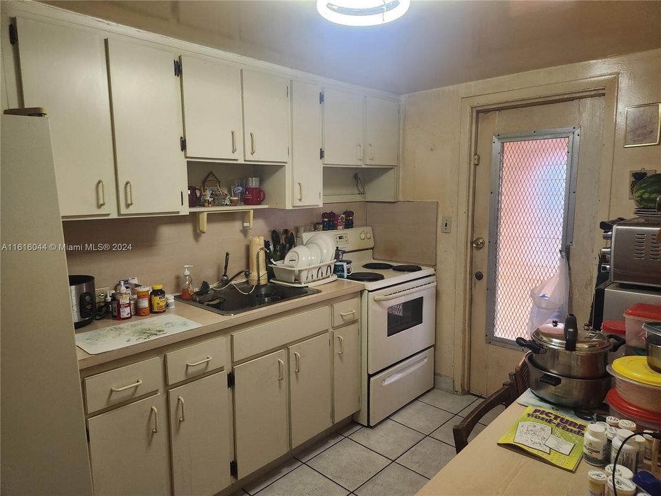 For Sale: $570,000 (2 beds, 1 baths, 1426 Square Feet)