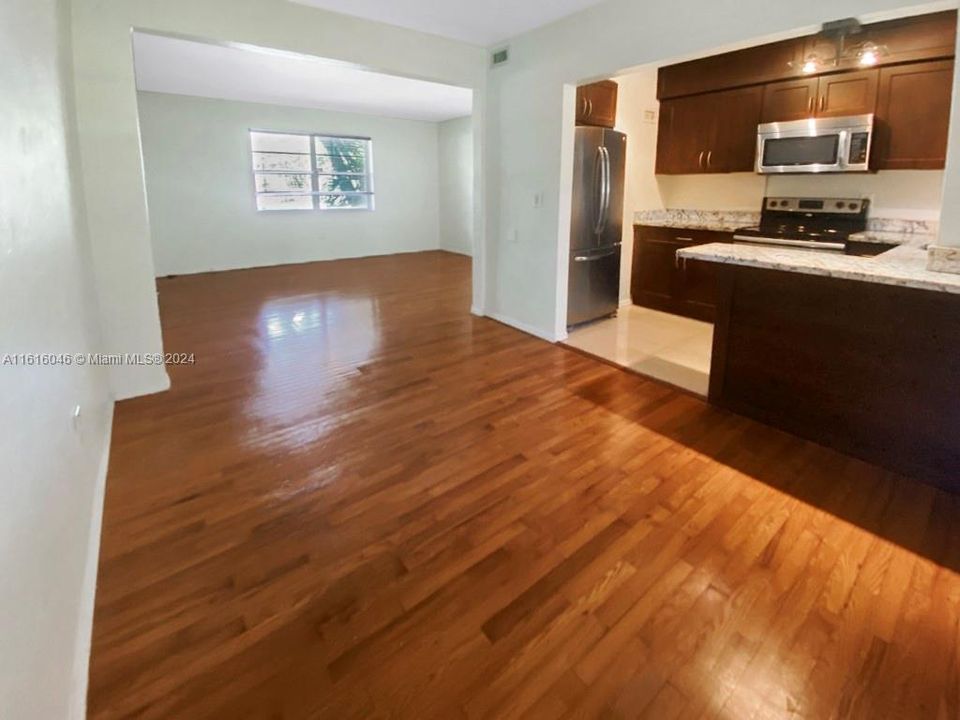 For Rent: $2,600 (2 beds, 1 baths, 800 Square Feet)