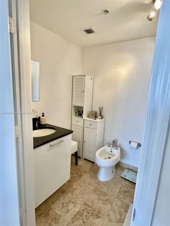 For Sale: $569,900 (1 beds, 1 baths, 790 Square Feet)