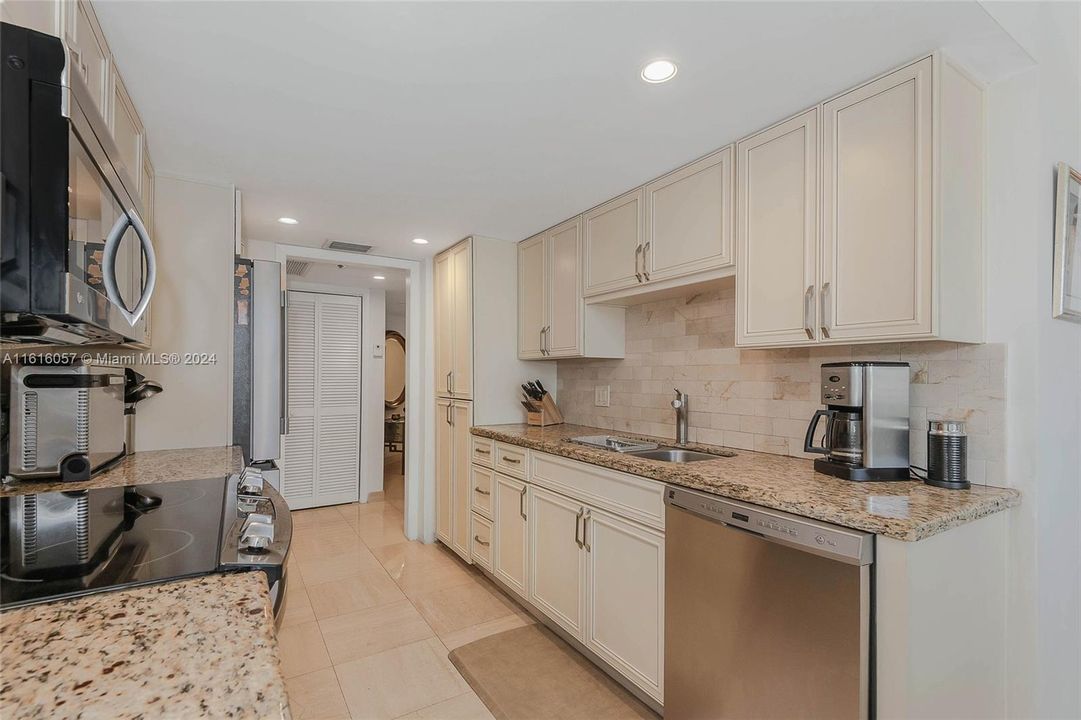 For Sale: $569,000 (2 beds, 2 baths, 1592 Square Feet)