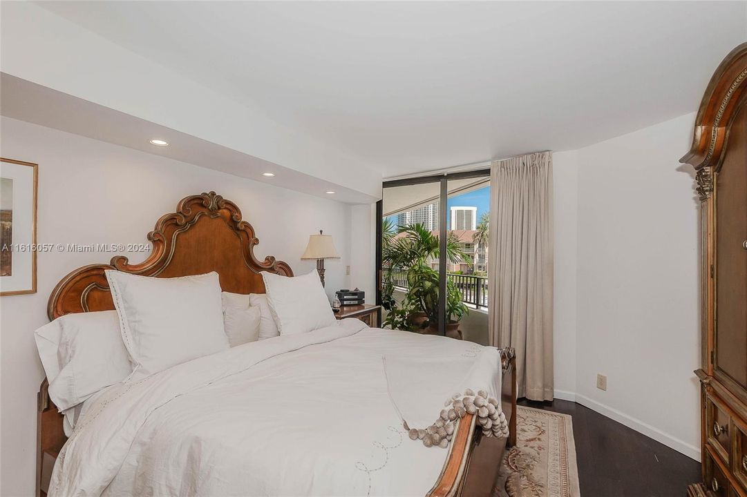 For Sale: $569,000 (2 beds, 2 baths, 1592 Square Feet)