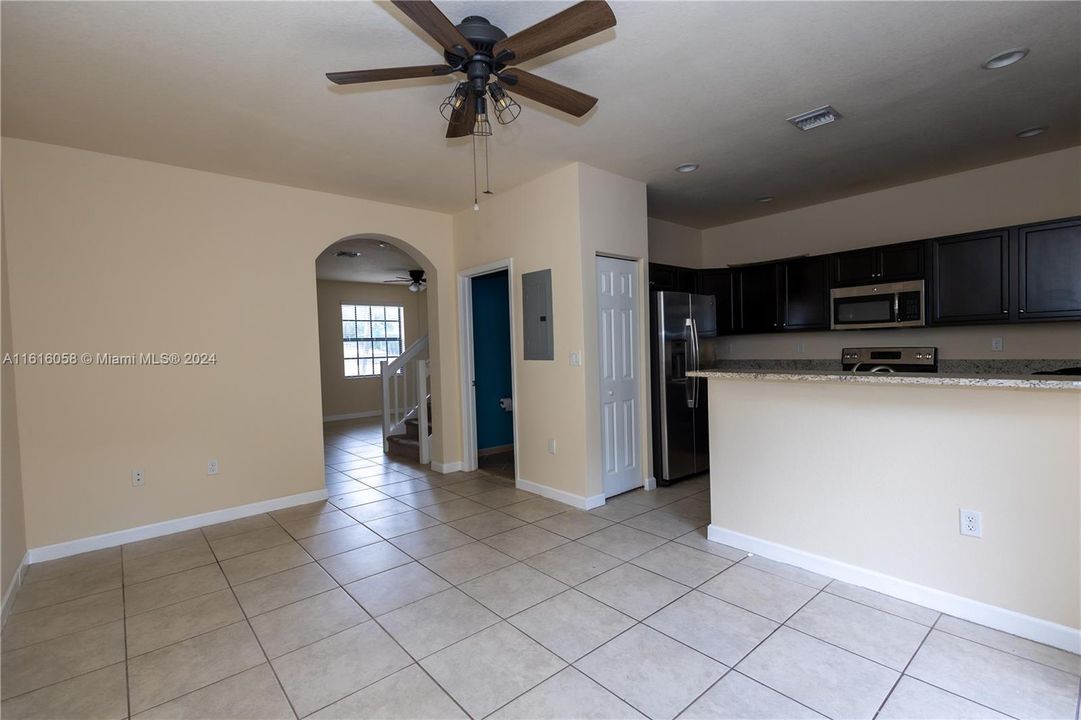 For Rent: $2,900 (3 beds, 2 baths, 1432 Square Feet)