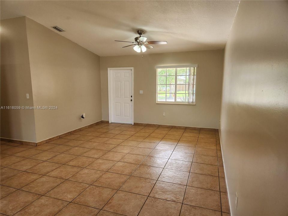 Recently Rented: $3,100 (3 beds, 2 baths, 1300 Square Feet)