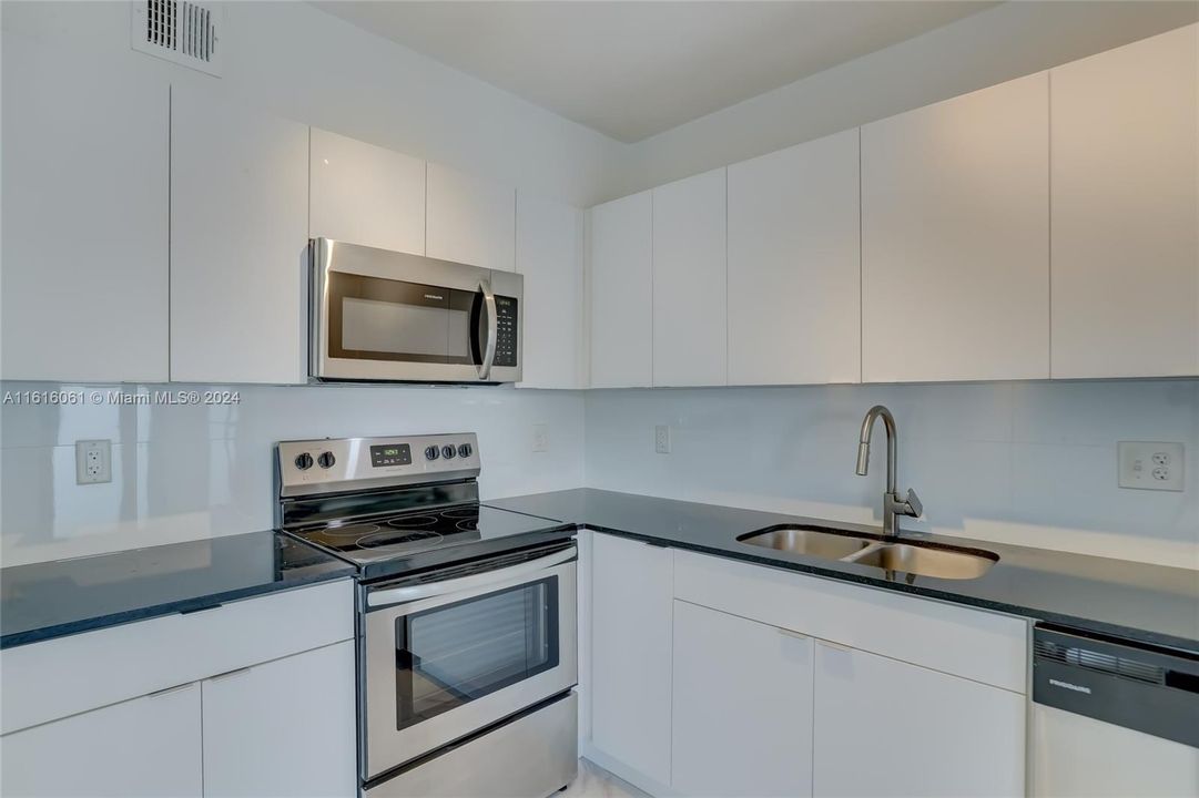 For Rent: $1,750 (1 beds, 1 baths, 700 Square Feet)