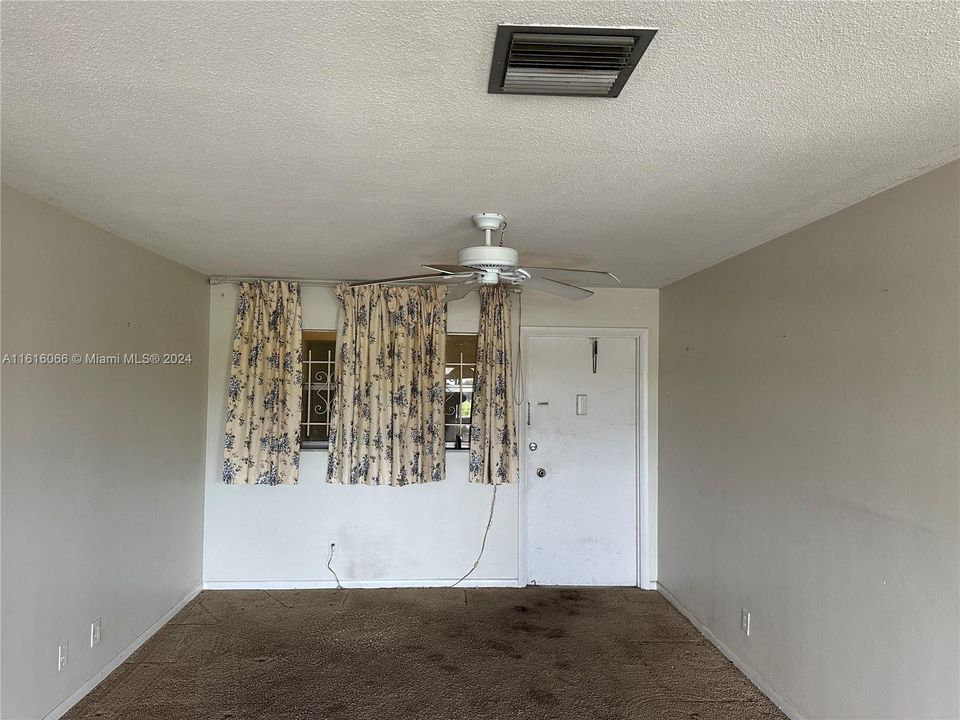 For Sale: $158,900 (1 beds, 1 baths, 660 Square Feet)