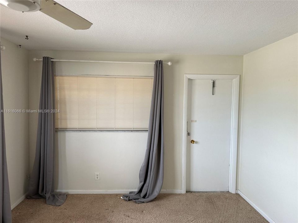 For Sale: $158,900 (1 beds, 1 baths, 660 Square Feet)