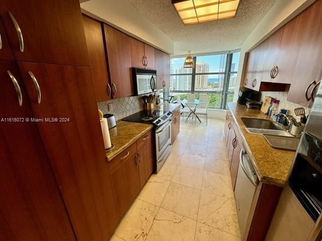 En Venta: $689,900 (3 camas, 2 baños, 1447 Pies cuadrados)