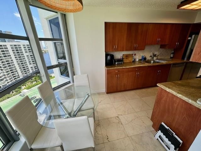 En Venta: $689,900 (3 camas, 2 baños, 1447 Pies cuadrados)