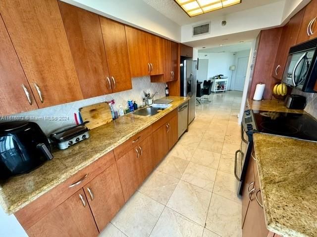 En Venta: $689,900 (3 camas, 2 baños, 1447 Pies cuadrados)