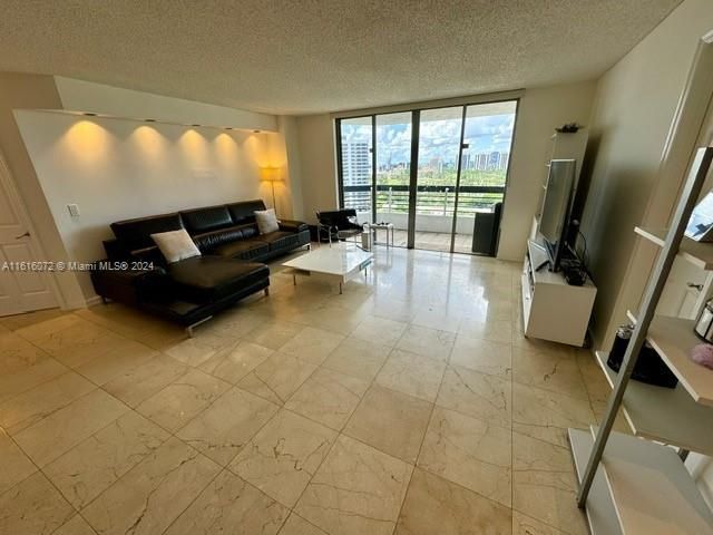 En Venta: $689,900 (3 camas, 2 baños, 1447 Pies cuadrados)