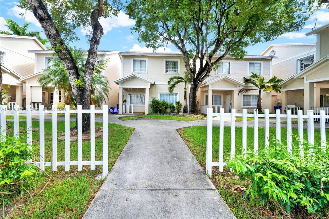 For Sale: $500,000 (3 beds, 2 baths, 1611 Square Feet)