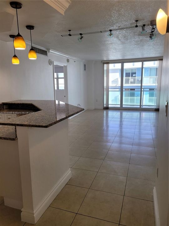 For Rent: $2,400 (1 beds, 1 baths, 808 Square Feet)