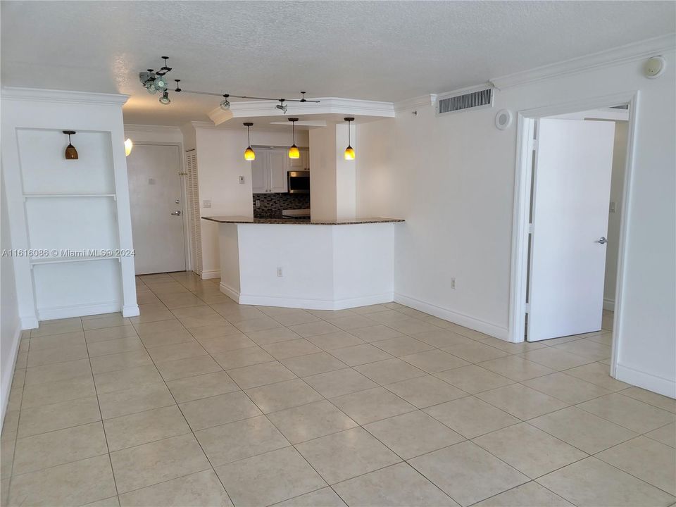 For Rent: $2,400 (1 beds, 1 baths, 808 Square Feet)