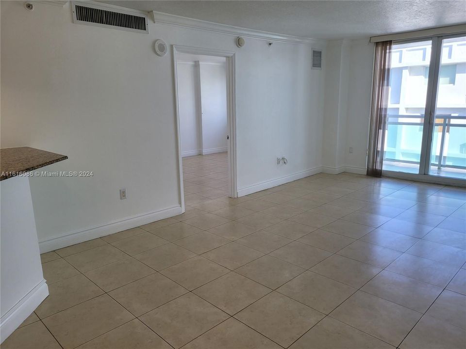 For Rent: $2,400 (1 beds, 1 baths, 808 Square Feet)