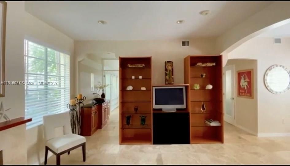 For Rent: $2,900 (1 beds, 2 baths, 800 Square Feet)